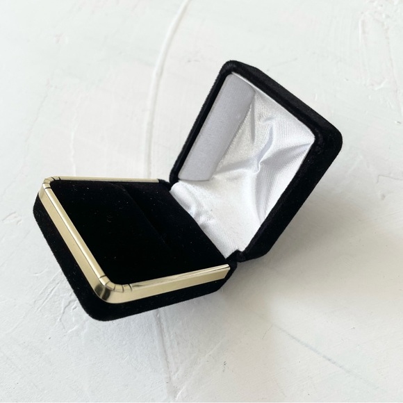 Black velvet ring box vintage ring case vintage black wedding ring case - Picture 9 of 11